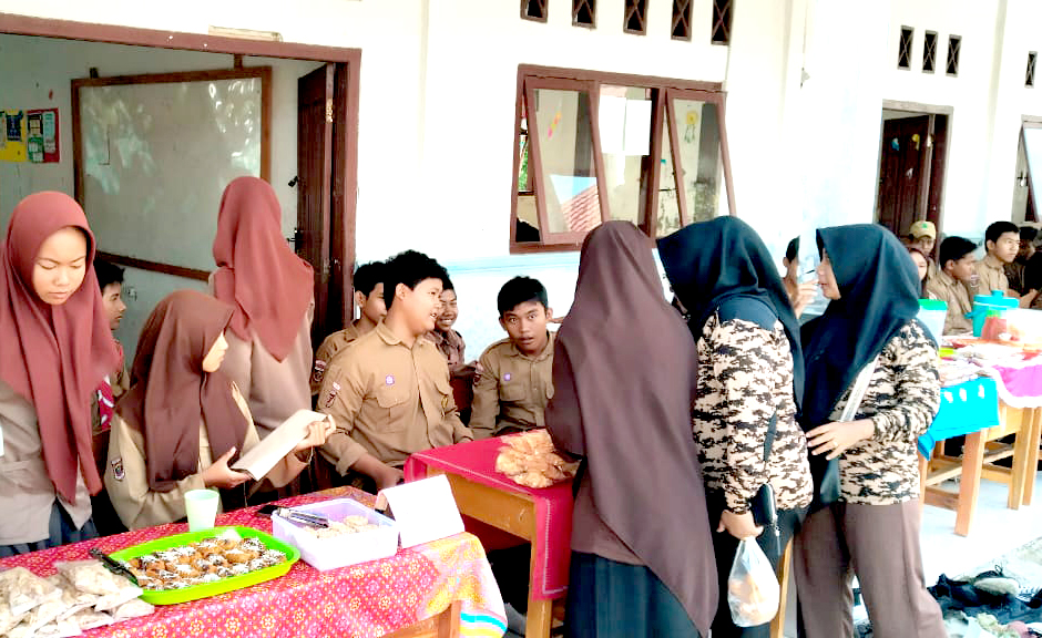 Para_guru_SMPN_SATAP_1_sedang_menilai_dan_mencoba_aneka_makanan_di_ajang_MARKET_DAY