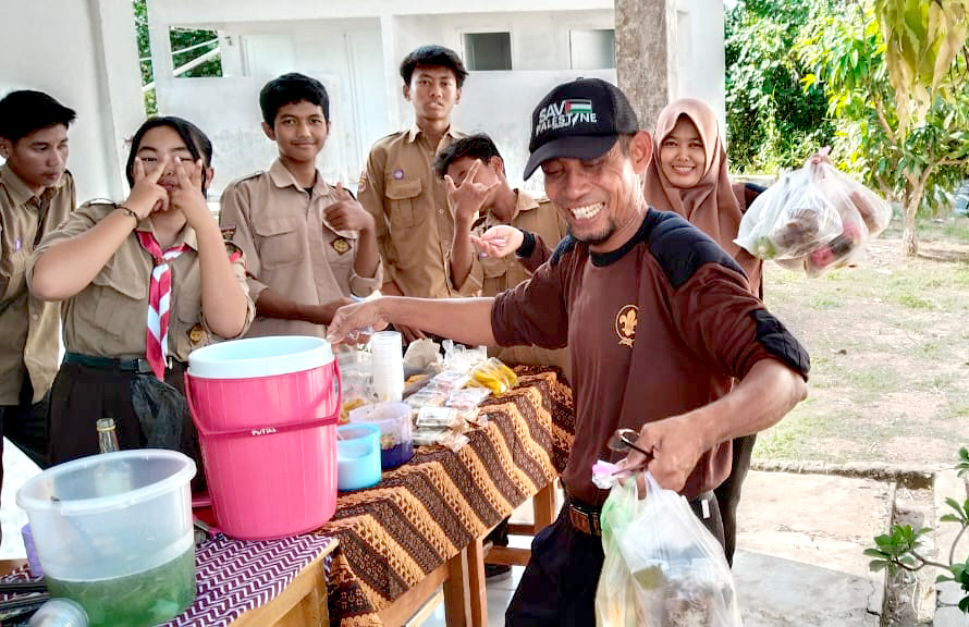 Proses_persiapan_oleh_para_siswa_dan_guru_pendamping_pada_Market_Day