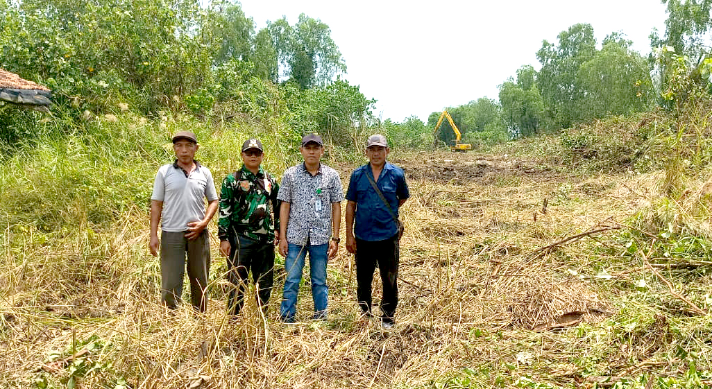 PASTIKAN_PROYEK_PEMBANGUNAN_JALAN_USAHA_TANI_BERJALAN_SESUAI_RENCANA_OLEH_KEPALA_KAMPUNG_BPK_DAN_PLD