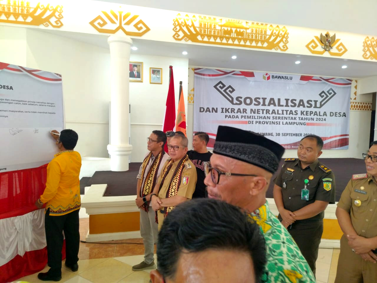 Penandatanganan_Sumpah_Janji_Disaksikan_Oleh_Para_Saksi